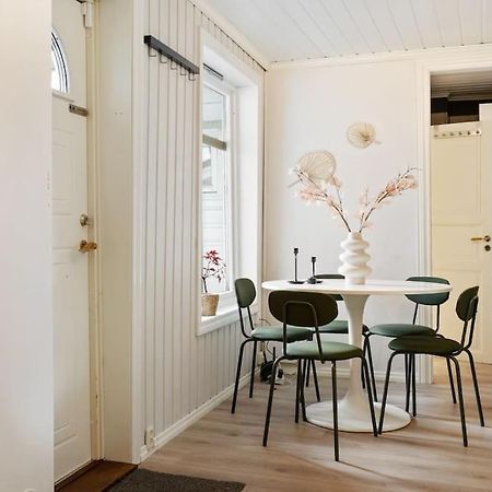Central Apartment With Balcony, Self-Check In & Private Entrance Берген Екстериор снимка
