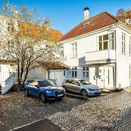 Central Apartment With Balcony, Self-Check In & Private Entrance Берген Екстериор снимка