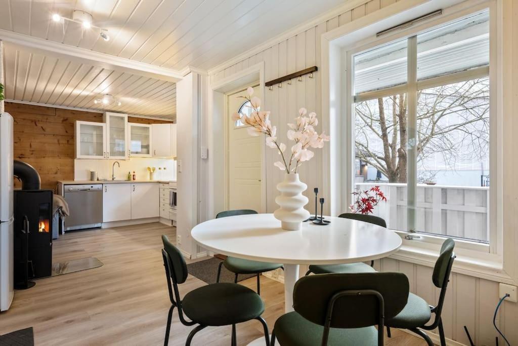 Central Apartment With Balcony, Self-Check In & Private Entrance Берген Екстериор снимка
