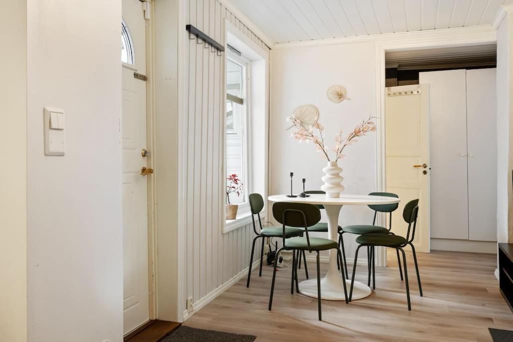 Central Apartment With Balcony, Self-Check In & Private Entrance Берген Екстериор снимка