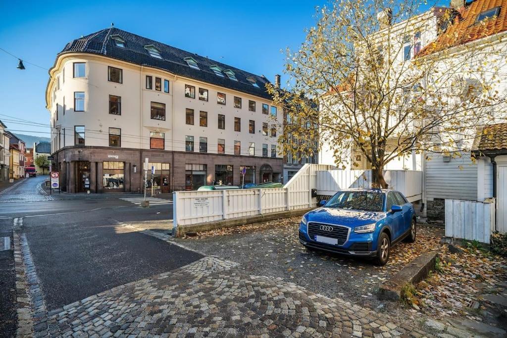 Central Apartment With Balcony, Self-Check In & Private Entrance Берген Екстериор снимка