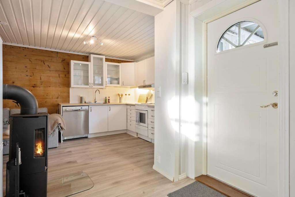 Central Apartment With Balcony, Self-Check In & Private Entrance Берген Екстериор снимка