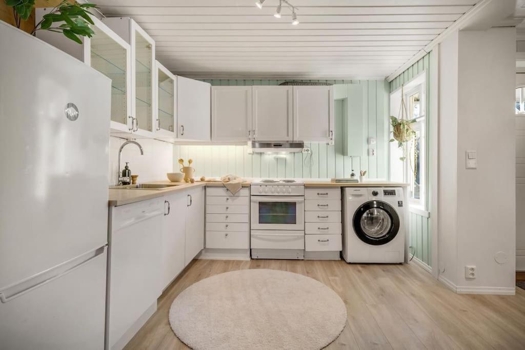 Central Apartment With Balcony, Self-Check In & Private Entrance Берген Екстериор снимка
