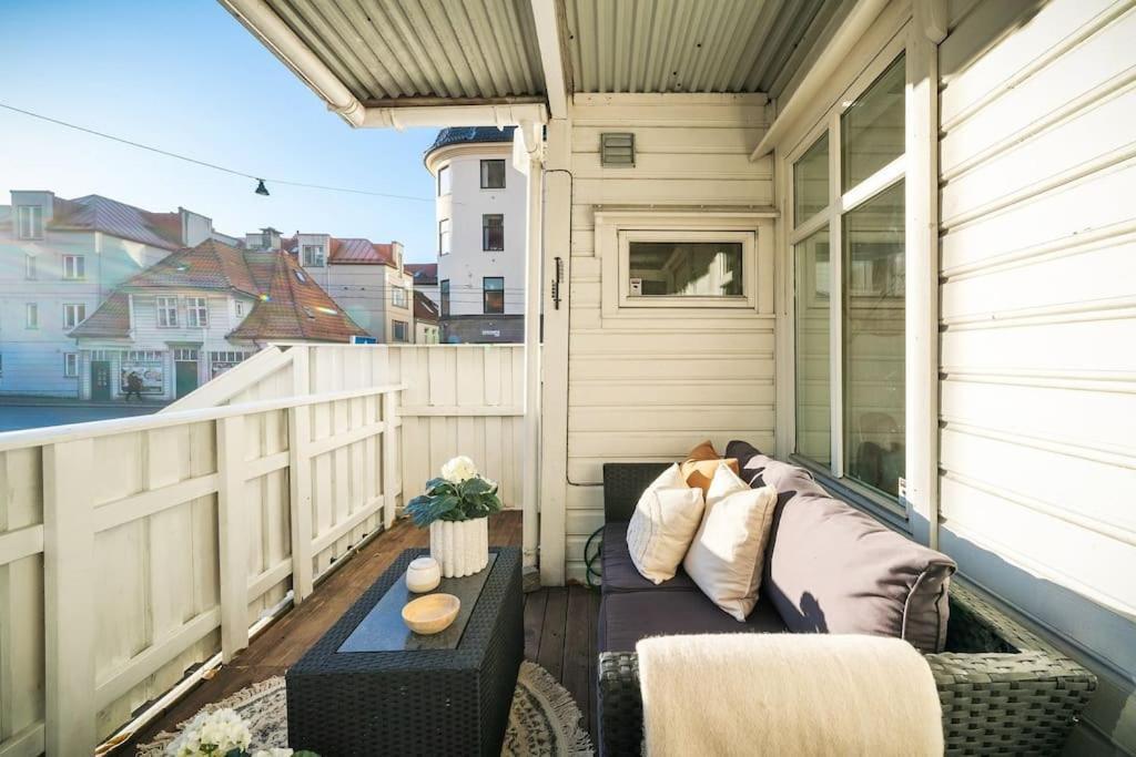 Central Apartment With Balcony, Self-Check In & Private Entrance Берген Екстериор снимка