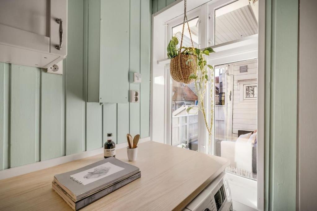 Central Apartment With Balcony, Self-Check In & Private Entrance Берген Екстериор снимка
