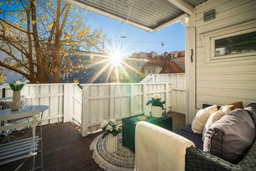 Central Apartment With Balcony, Self-Check In & Private Entrance Берген Екстериор снимка