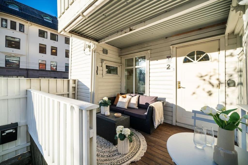 Central Apartment With Balcony, Self-Check In & Private Entrance Берген Екстериор снимка
