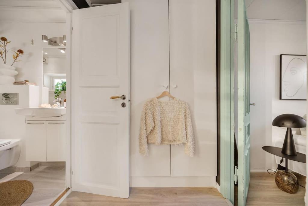 Central Apartment With Balcony, Self-Check In & Private Entrance Берген Екстериор снимка