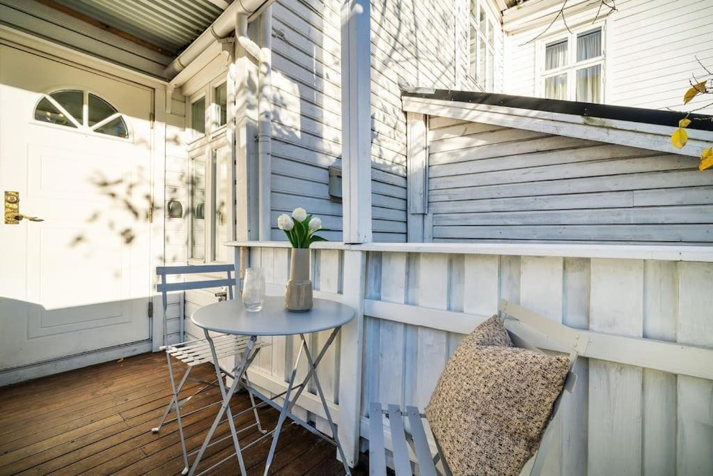 Central Apartment With Balcony, Self-Check In & Private Entrance Берген Екстериор снимка