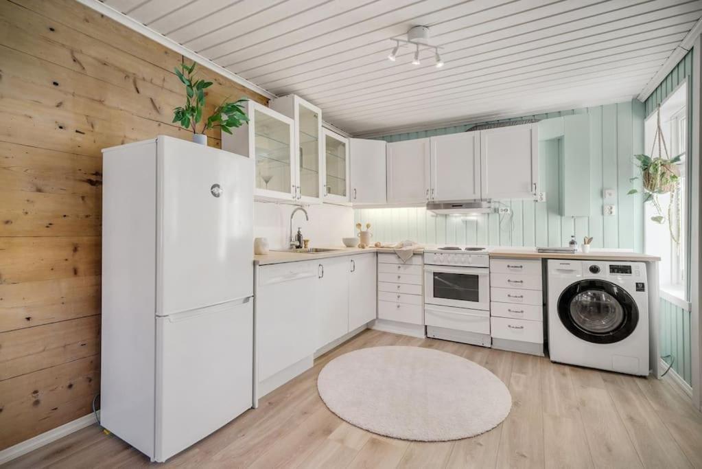 Central Apartment With Balcony, Self-Check In & Private Entrance Берген Екстериор снимка